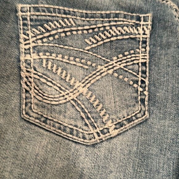 Maurice’s Jean Shorts Size 3/4 Denim Distressed - Picture 6 of 6